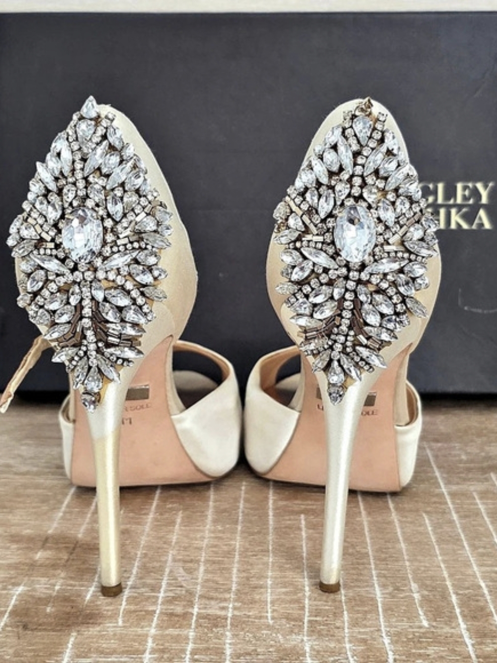 Badgley Mischka Kiara Crystal Back Open Toe Pump White & Gold US 8 M - Picture 3 of 6